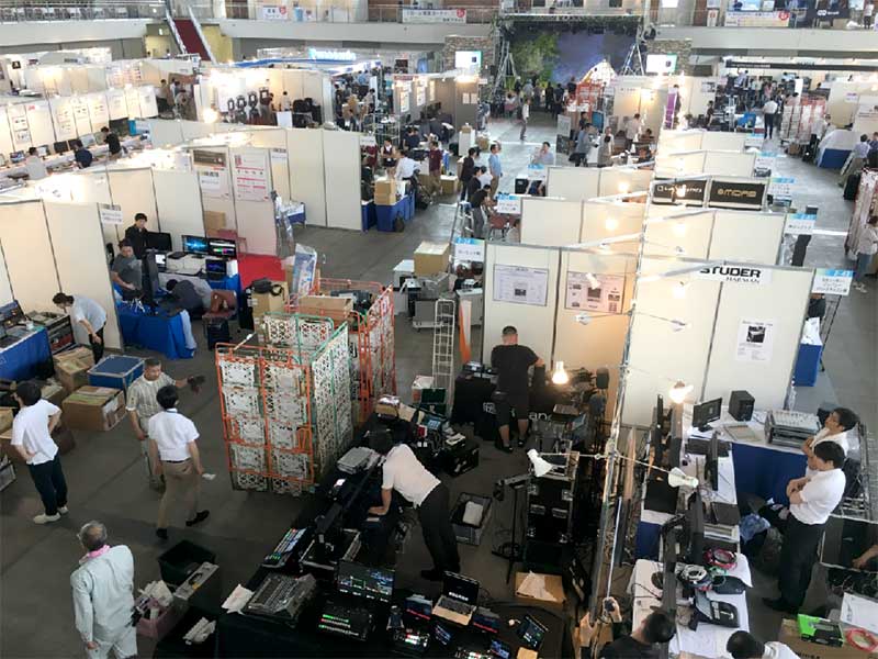 出展社搬入日、会場セッティング